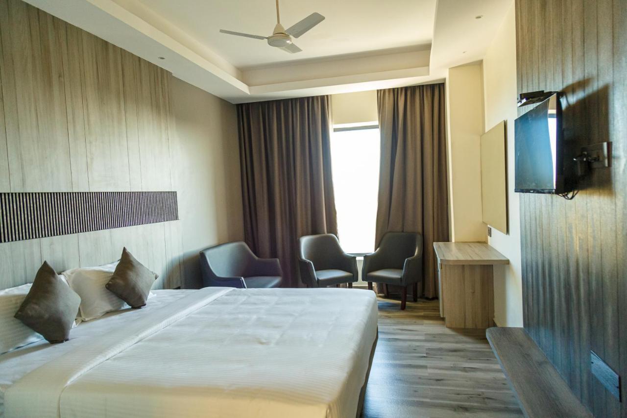 Hotel Galore Inn Mysore Bagian luar foto