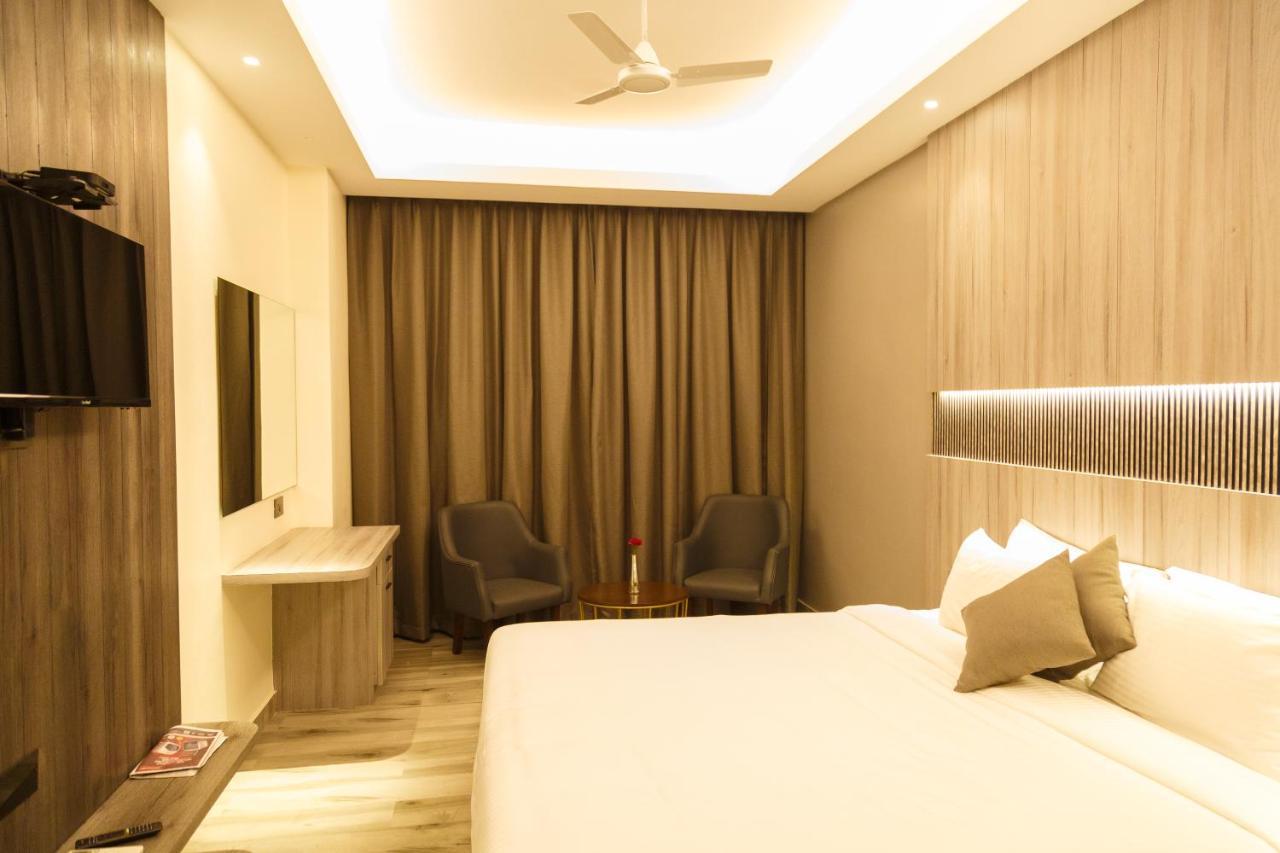 Hotel Galore Inn Mysore Bagian luar foto